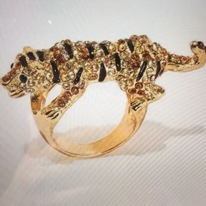 NIB Avon’s Mark Ready to Pounce Ring Size 7.5